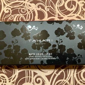 Tahari Matte liquid lip kit